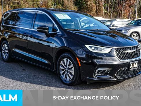 Used 2024 Chrysler Pacifica Select image 3