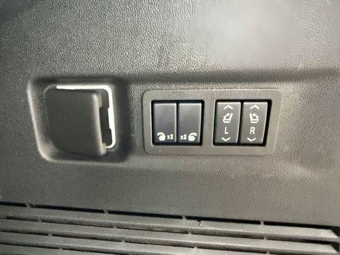 Used 2025 GMC Yukon XL Denali AWD/4WD image 10