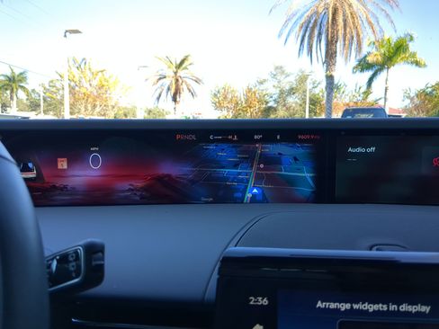 Used 2025 Lincoln Nautilus Premier image 25