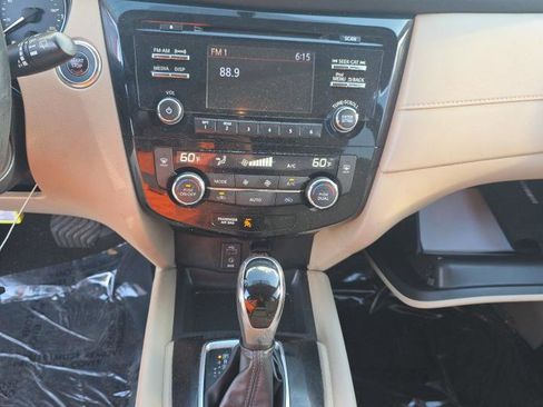 Used 2017 Nissan Rogue SV FWD image 13