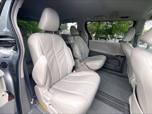 Used 2011 Toyota Sienna XLE FWD image 27