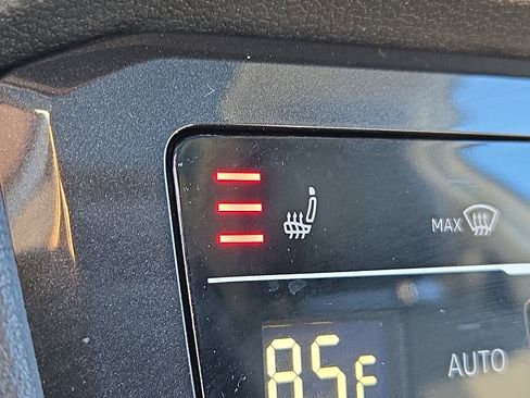 Used 2024 Volkswagen Tiguan SE w/ Panoramic Sunroof Package image 26