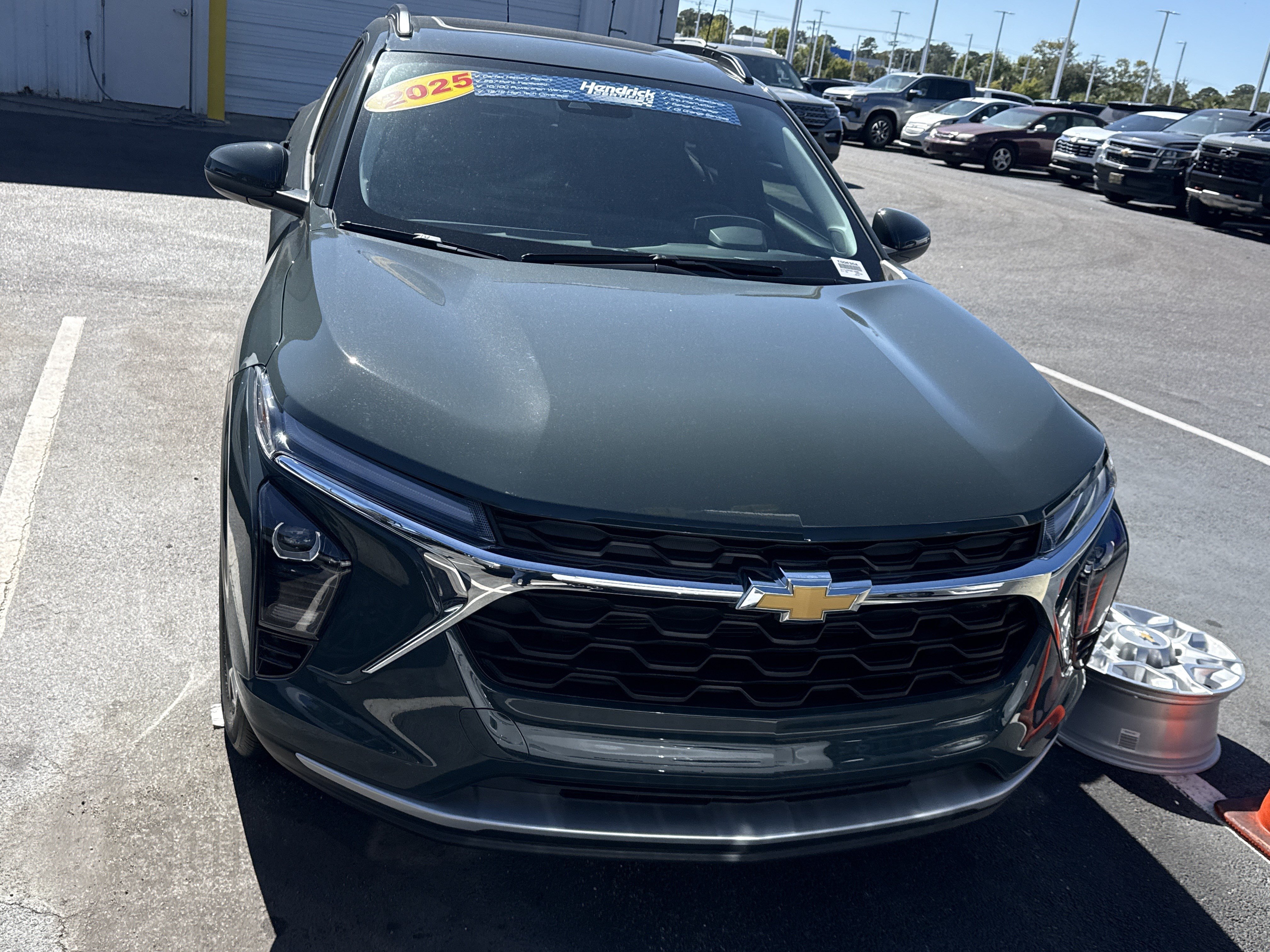 Used 2025 Chevrolet Trax LT w/ Sunroof Package FWD image 3