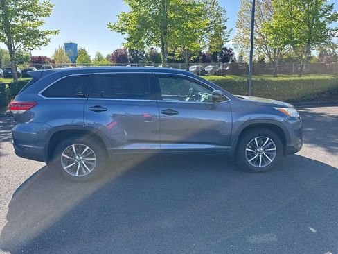 Used 2017 Toyota Highlander XLE AWD/4WD image 8