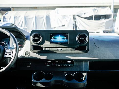 Used 2024 Mercedes-Benz Sprinter 2500 image 12