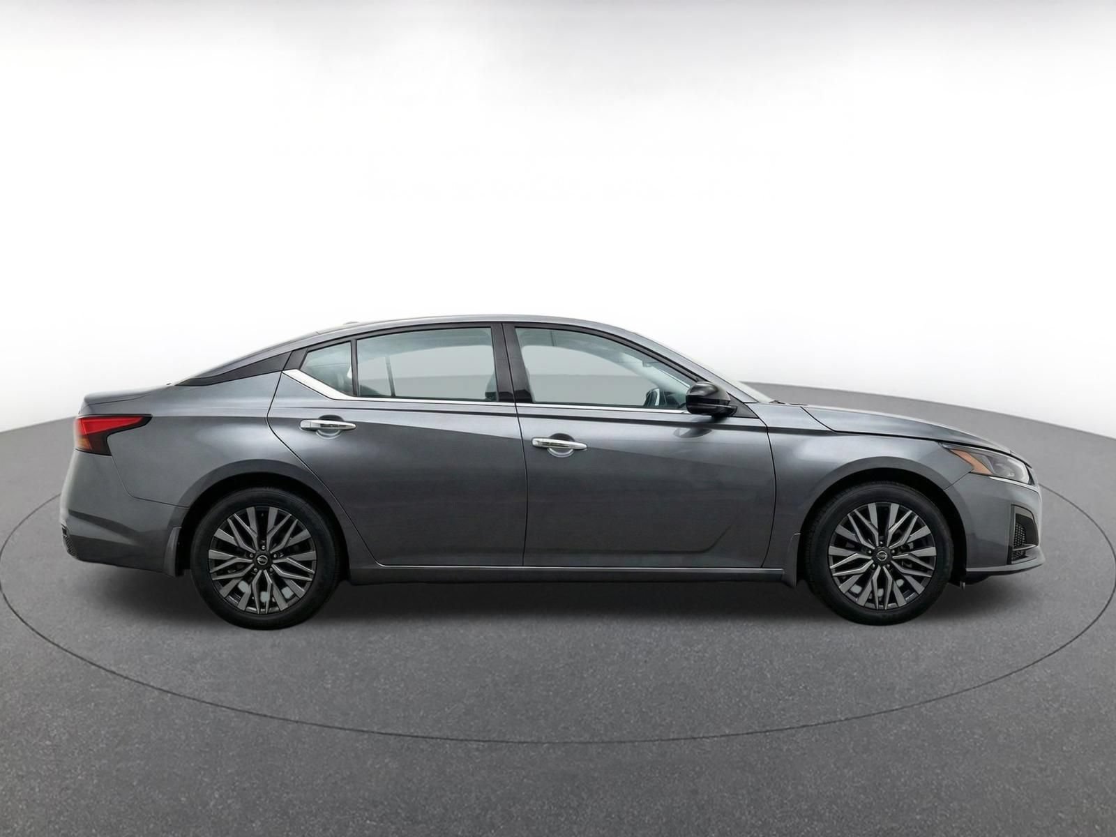 Used 2025 Nissan Altima 2.5 SV FWD image 9