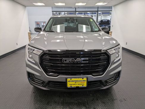 Used 2023 GMC Terrain SLE w/ Driver Convenience Package image 2