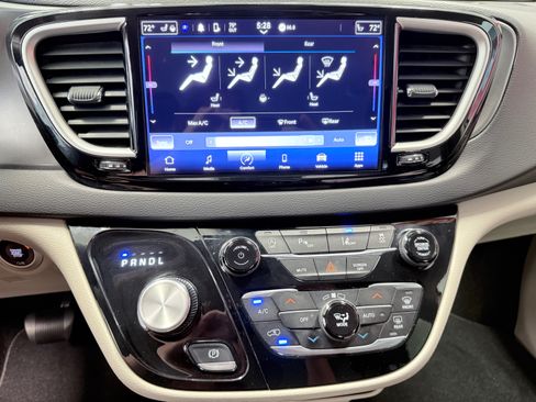 Used 2023 Chrysler Pacifica Touring-L FWD image 29