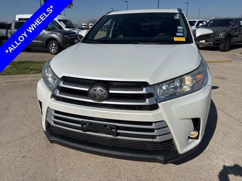 Used 2018 Toyota Highlander XLE image 2