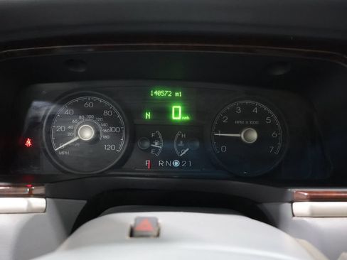 Used 2006 Lincoln Town Car Signature RWD image 31