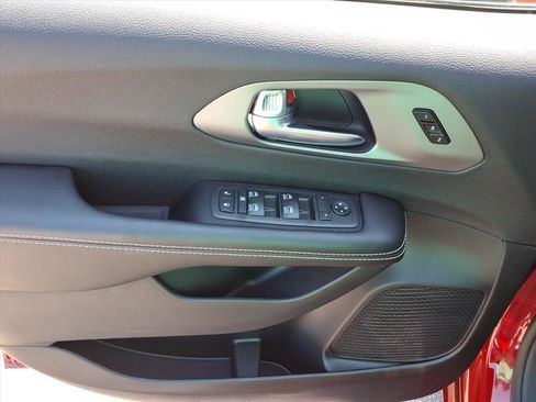 New 2027 Chrysler Pacifica Select FWD image 19