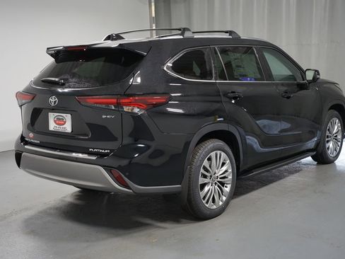 New 2026 Toyota Highlander Platinum image 8