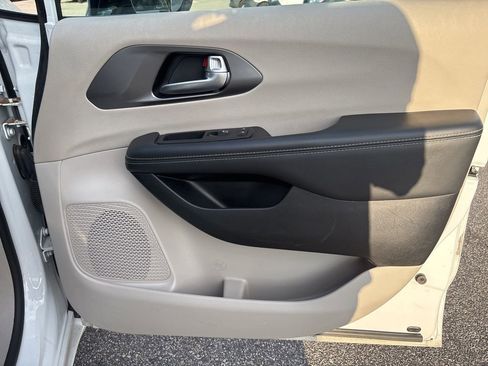 Used 2024 Chrysler Pacifica Touring-L FWD image 29