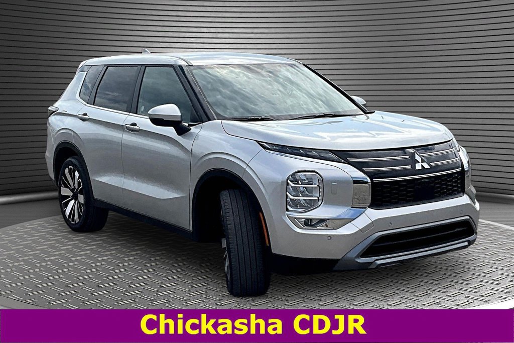 Used 2025 Mitsubishi Outlander SE AWD/4WD image 3