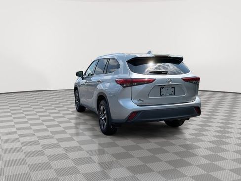 Used 2021 Toyota Highlander XLE AWD/4WD image 8