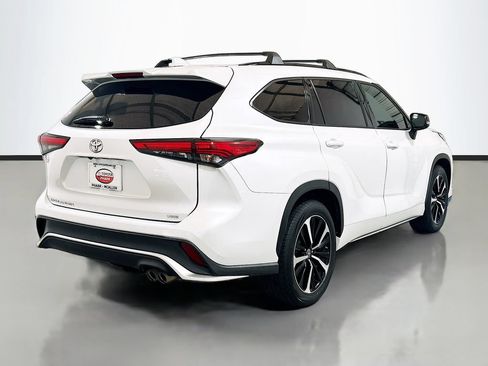 Used 2022 Toyota Highlander XSE FWD image 4
