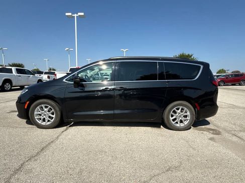 Used 2022 Chrysler Pacifica Touring-L FWD image 2