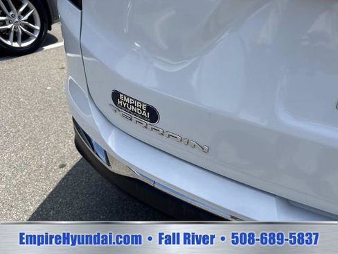 Used 2024 GMC Terrain SLT AWD/4WD image 5