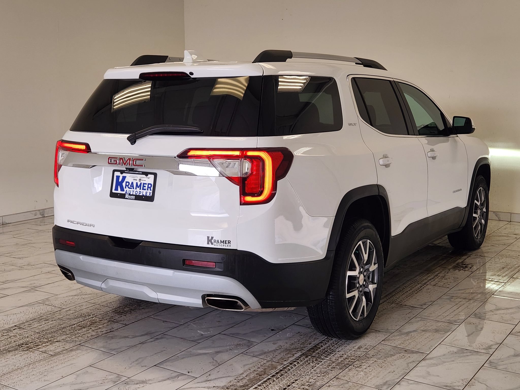 Used 2023 GMC Acadia SLT FWD image 5
