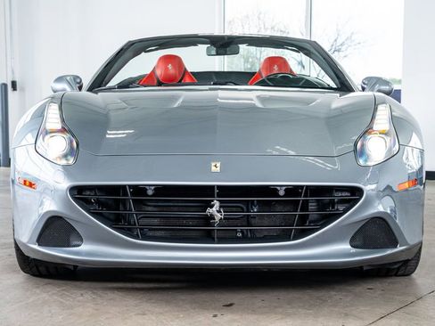 Used 2017 Ferrari California T image 3
