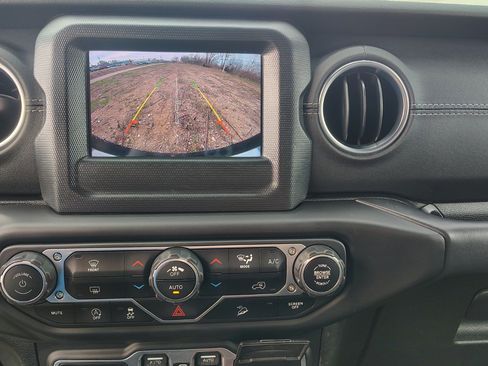 Used 2018 Jeep Wrangler Unlimited Sahara AWD/4WD image 27