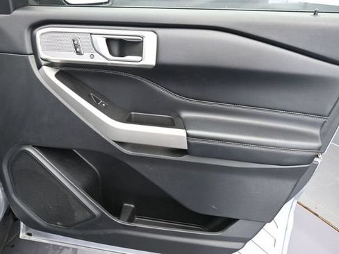 Used 2022 Ford Explorer Limited w/ Equipment Group 301A AWD/4WD image 33