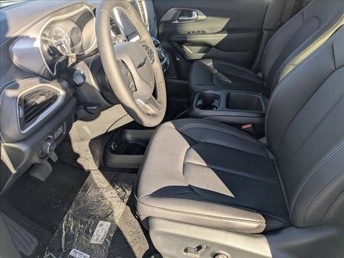 New 2026 Chrysler Pacifica Select image 4