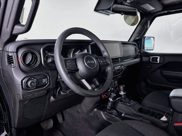 Used 2025 Jeep Wrangler Unlimited Rubicon AWD/4WD image 9