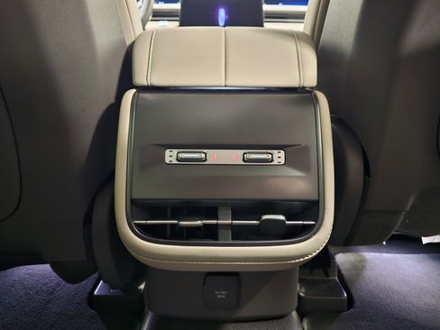 Used 2024 Lincoln Nautilus Premier w/ Equipment Group 102A image 17