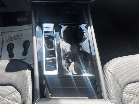 Used 2025 Volkswagen Atlas Cross Sport SE FWD image 19