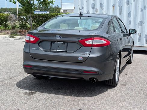 Used 2016 Ford Fusion SE FWD image 4