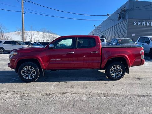 Used 2016 Toyota Tacoma Limited image 2