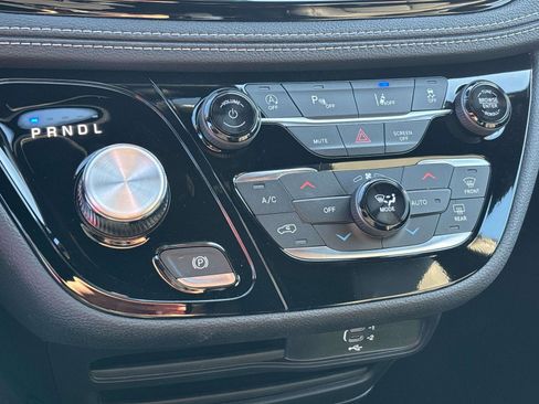 New 2026 Chrysler Pacifica Select image 14