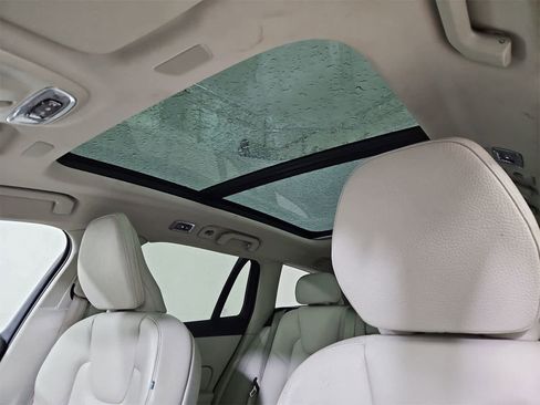 Used 2021 Volvo V60 T5 Cross Country image 19