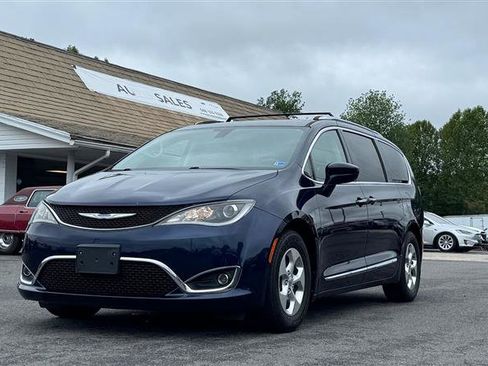 Used 2017 Chrysler Pacifica Touring-L Plus FWD image 2