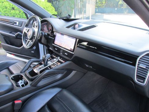 Used 2020 Porsche Cayenne image 36