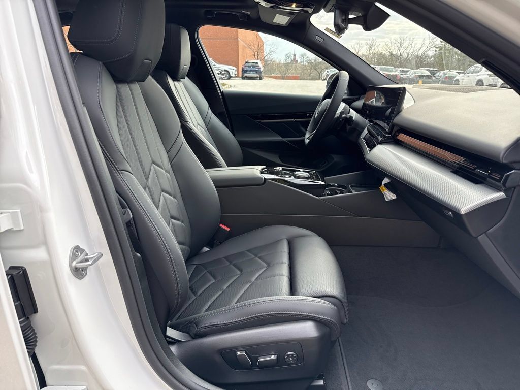 Used 2026 BMW 530i xDrive AWD/4WD image 27