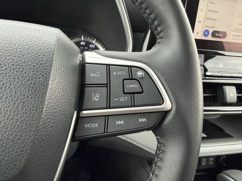 Used 2023 Toyota Highlander XLE image 27