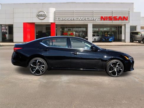 Used 2025 Nissan Altima 2.5 SR image 2