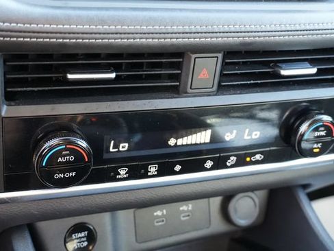 Used 2025 Nissan Rogue SV AWD/4WD image 33