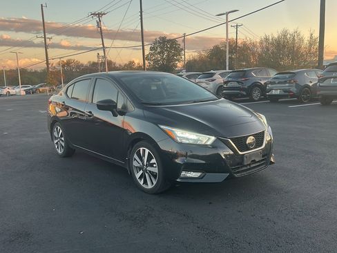 Used 2020 Nissan Versa SR image 3