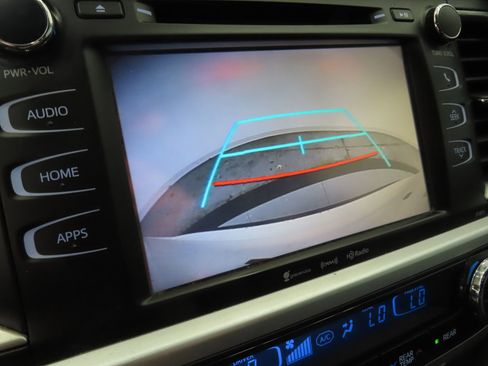 Used 2019 Toyota Highlander Plus FWD image 17