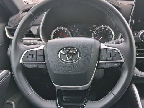 Used 2024 Toyota Highlander XSE FWD image 8