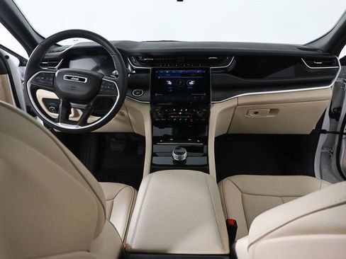 Used 2023 Jeep Grand Cherokee Limited w/ Luxury Tech Group II image 16