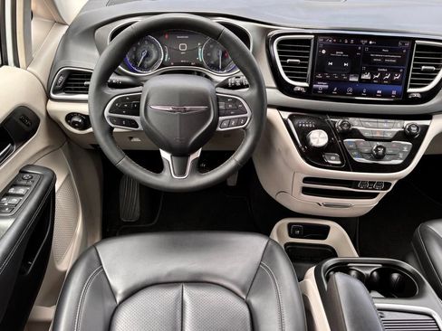 Used 2023 Chrysler Pacifica Touring-L FWD image 7