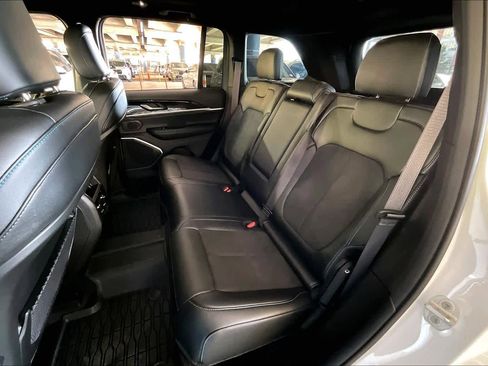 Used 2024 Jeep Grand Cherokee Trailhawk image 19