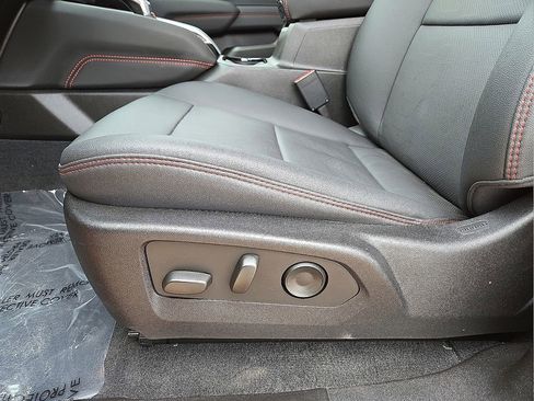 Used 2025 Chevrolet Colorado Z71 w/ Technology Package image 23