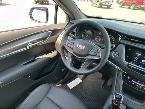 New 2025 Cadillac XT5 Luxury image 16