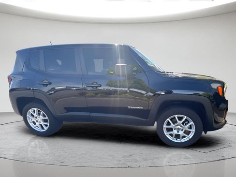 Used 2023 Jeep Renegade Latitude AWD/4WD image 3