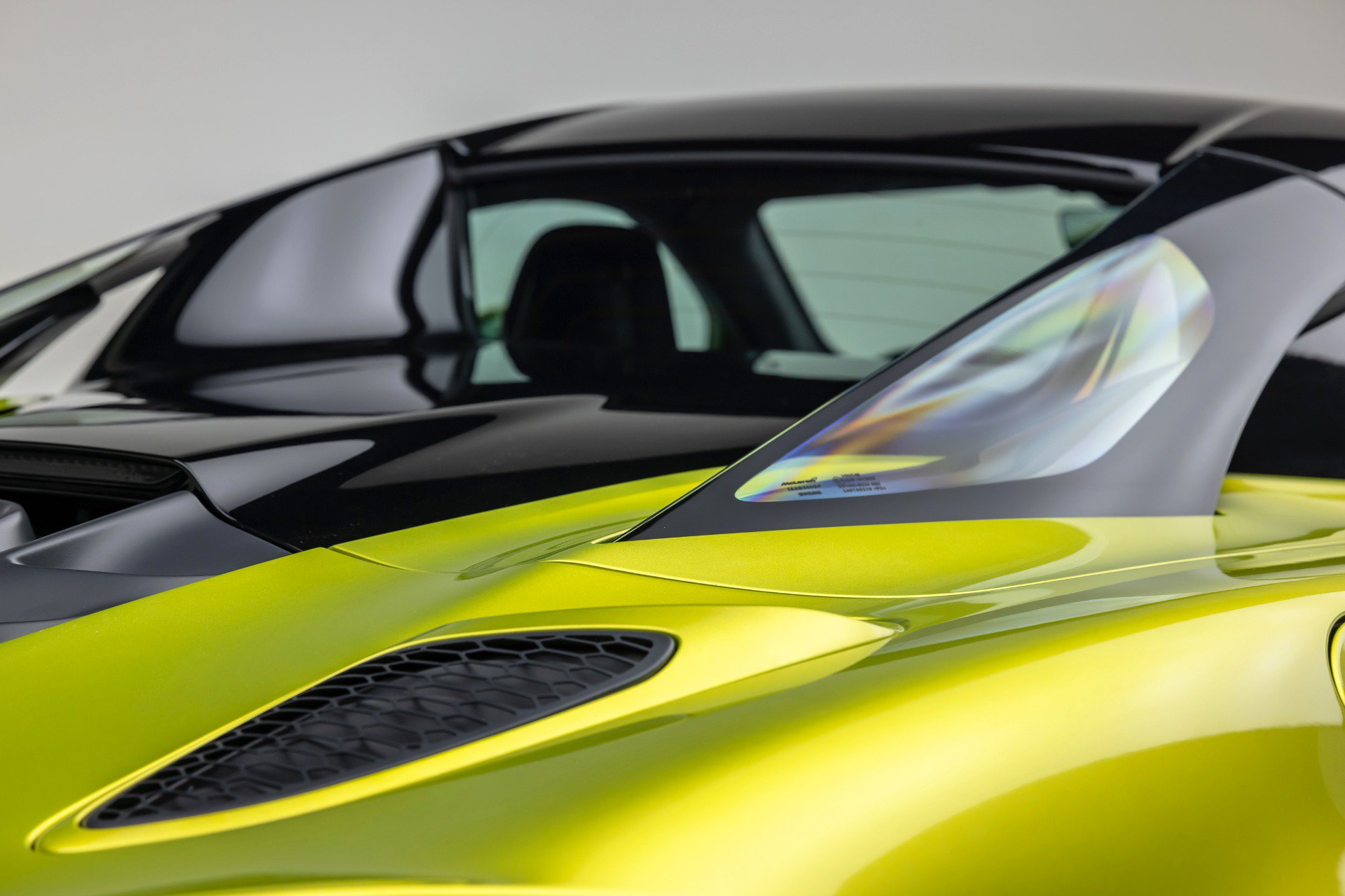 Used 2025 McLaren Artura Spider RWD image 29